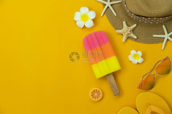 桌子黄色的服装女饰头表顶观察附件准备在哈罗夏暑假背景概念冰淇淋带有许多基本用品帽子凉鞋花黄色纸质空间的海星旅行时尚图片