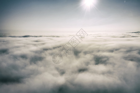美丽早晨从无人驾驶飞机空中鸟眼观的察蓝天的白云从日出上方或云层天落下的形图案美丽的图片