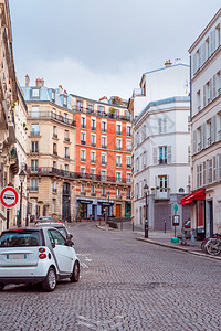 蒙马特街道在阳光明媚的秋天下午法国巴黎秋天在老城巴黎秋天在老城建造旅行文化图片