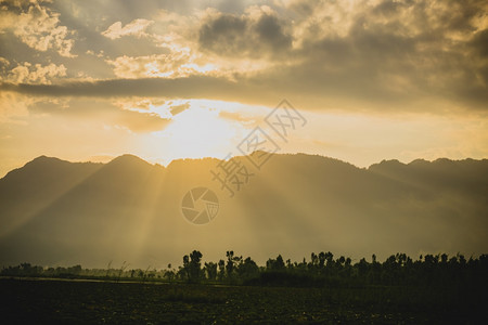 闪耀着山岳的光芒景观一种手电筒图片