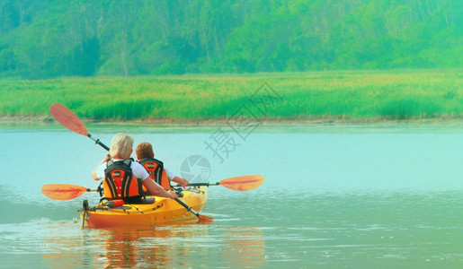 白种人家庭山与划独木舟带着孩子在湖上划独木舟与家人划独木舟图片