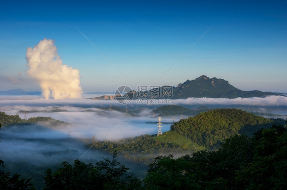 云雾缭绕的山谷风光图片