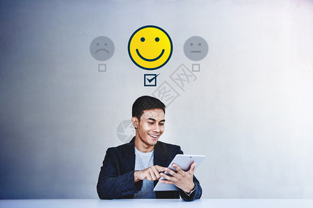 客户经验概念青年商人在满意线调查中给予积极审查的满意度在线调查快乐客户通过板块为卓越服务提出笑脸商业阅读星图片