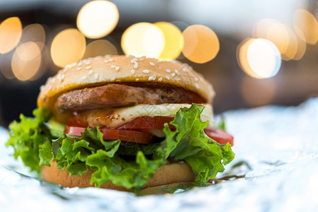 一种汉堡是快餐厅的面包肉奶酪和蔬菜做的快餐不健康食物或脂肪概念是汉堡快餐店的a汉堡是快餐白色的王图片