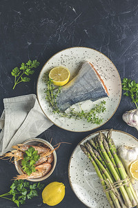 煮熟的切片黑混凝土桌面表健康海鲜背景料鱼虾大瓷板中的包围图片