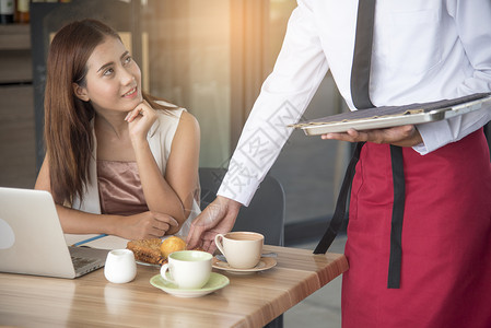 幸福美丽的商业女人在做饭时笑着看英俊的服务员餐厅食物图片