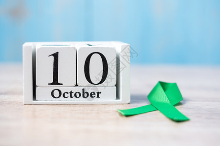 意识世界心理健康日10月白色历和绿丝带的10月日以支持人们生活和疾病保健概念活的研究图片