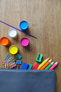 铅笔横幅装有多色水彩漆的调板和创造将设备重新放回学校用具中由多色水彩颜料组成的调色板书图片