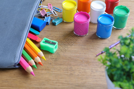 水彩画信装有多色水彩漆的调板和创造将设备重新放回学校用具中由多色水彩颜料组成的调色板铅笔图片
