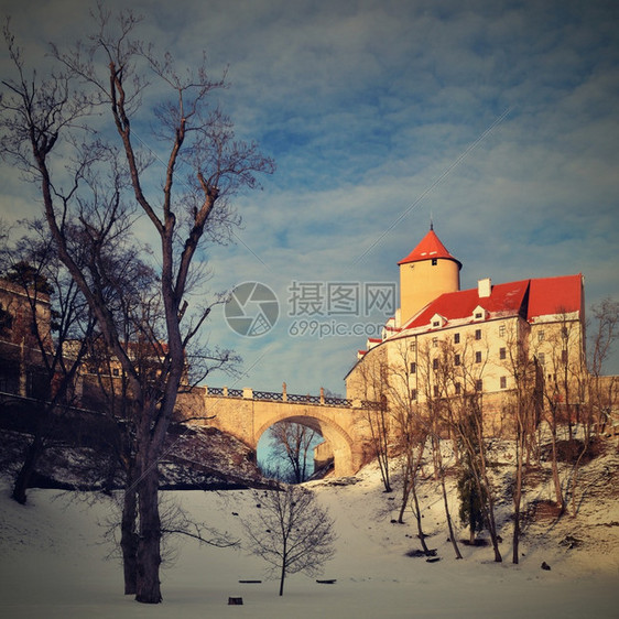 大厦森林冬季风景与美丽的哥特城堡VeveriBrno城市捷克中欧屏障图片