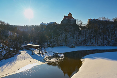 游客冬季风景与美丽的哥特城堡VeveriBrno城市捷克中欧寒冷的据点图片