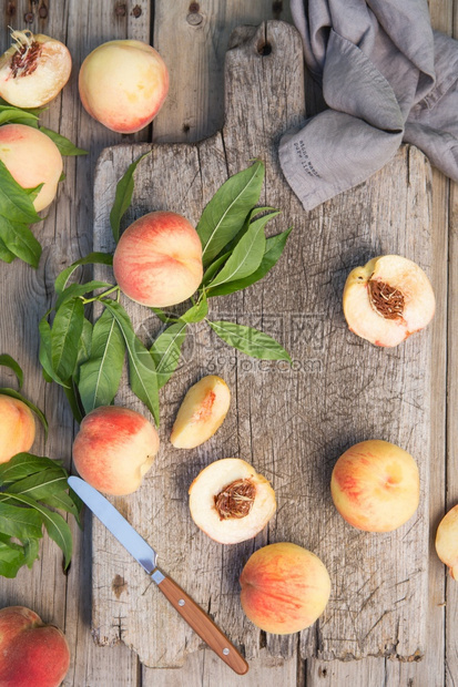 木板上质表面的桃子水果绿色生活概念有机食物a绿生概念分支素食主义者一种图片