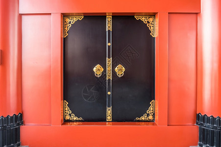 旅游建造宗教日本东京浅草森索吉寺带有传统金色模式和红墙的黑窗图片