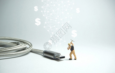 连接美元技术工人物站在USBC型有线E商业概念的前面工图片