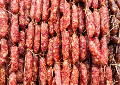 厨师手制烟熏香肠供出售挂在亚洲食品市场吃猪图片