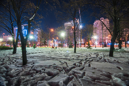 夜里雪地上的脚印图片