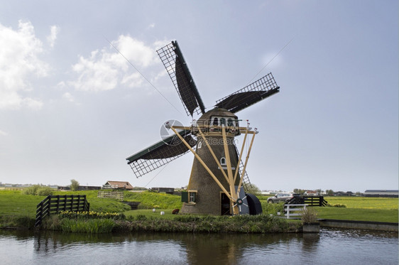 荷兰语村附近Voorhout村附近的duntch风车建造夏天图片