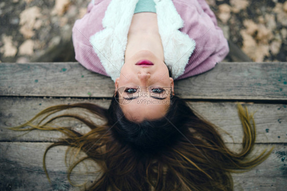 时尚M公园的木板上躺着青年女子肖像童吸引人的图片