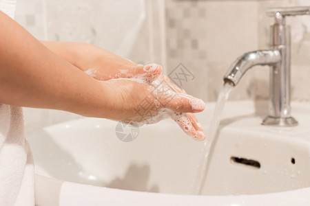 青年妇女用肥皂洗手图片