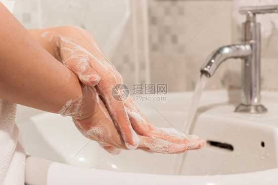 妇女用肥皂洗手特写图片