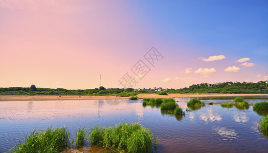 旅行荒野建筑学夏日蓝天下平静的河流图片