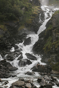 粗鲁的Latefossen软水倒在挪威奥达著名的最佳级联图片