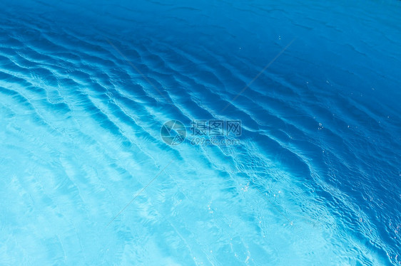 清除满的水池海或游泳中松绿水表面的景象夏季背和波浪的颜色渐变概念休息旅行健康温泉程序度假季节运动图片