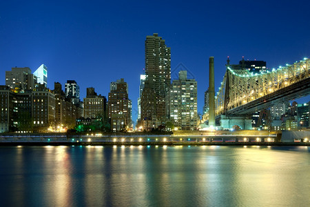 美国纽约州市曼哈顿东河和萨广场的皇后斯伯罗桥夜晚城市景观的图片