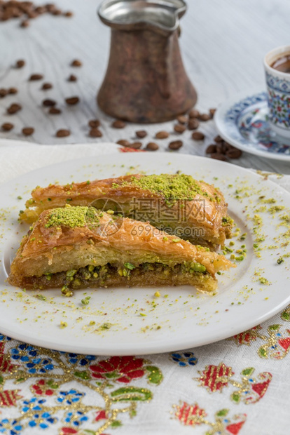 木桌上的土耳其咖啡和传统土耳其甜点果仁蜜饼土耳其咖啡和木桌上的传统土耳其甜点榛子喜盘图片