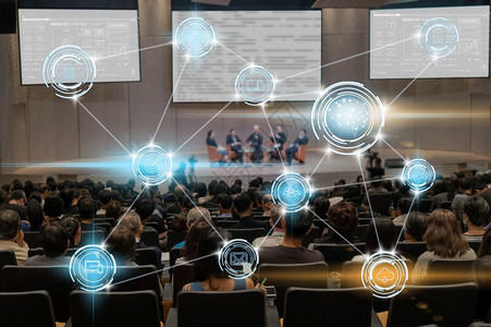 人们智能城市物联网技术的无线通信连接由大脑图标驱动的会议厅或研讨室的抽象模糊照片技术和教育概念上市团体图片