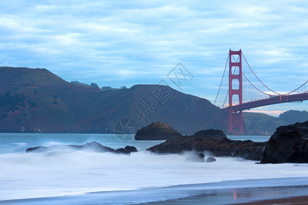 天空金门桥美国加利福尼亚州旧金山贝克海滩门大桥岩石模糊图片
