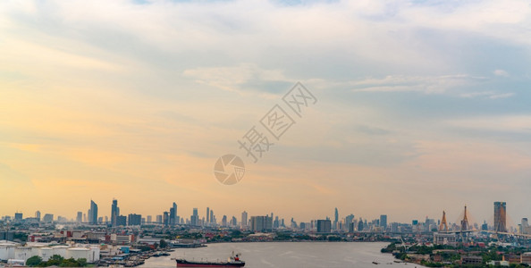 高楼亚洲人蓝色的现代建筑城市风景和有橙色蓝天空的河流梯大楼建造城市天际大厦晚上与日落之夜首都府市中心区摩天大楼拥挤成群图片