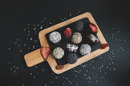 黑色的木板和背景的免费水果和巧克力糖木板上手工制作的水果和巧克力糖最透视木板上有现成果汁和巧克力糖营养浪漫的图片