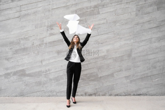 女商人投掷纸质文件庆祝成功高品质照片女商人投掷纸质文件庆祝成功典项目就图片