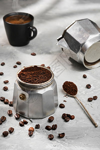 制造营养填充装满地面咖啡的莫卡锅特制有选择焦点灰色最起码的中背景蒸汽在一杯新鲜咖啡上升起使意大利咖啡在一个玻璃机里图片