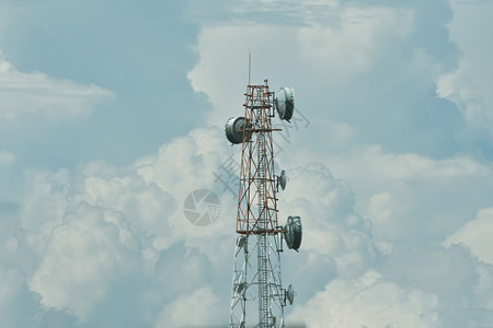位于山区森林地的电话线杆为各地的公共技术服务为世界各地的公众技术提供服务极创新绿色图片