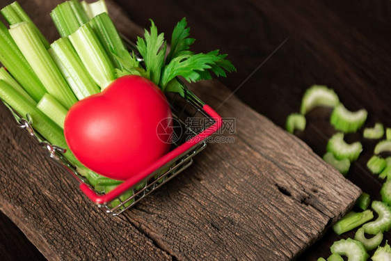 自然购物篮里的一堆新鲜芹菜茎叶子和红心健康概念蔬菜的食物和成分新鲜草药和低卡路里用于节食富含维生素美食厨师图片