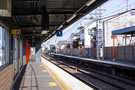等待当地的FushimiInari车站是位于Fushimiku的火车站是日本京都FushimiInari神庙下游客访问的Keih图片