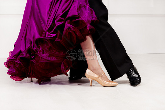 浪漫摆姿势穿着长裤的男人一个穿着优美的舞会礼服女人在舞地板上跳的女者们紧贴在台上的女厅拉丁裔图片