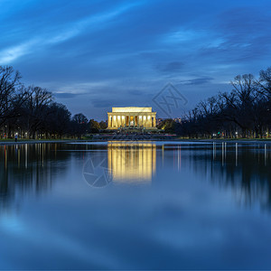 城市亚伯拉罕林纪念会AbrahamLincoln在黄昏的反省时刻举行美国华盛顿特区旅行的历史和文化概念团结的图片