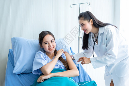 女医生用注射器向女病人注射盐水图片
