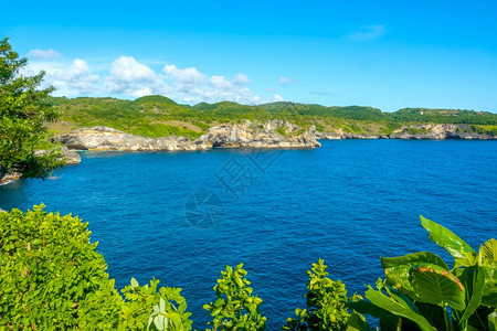 热带岛屿上的阳光天气湾没有人类干预的迹象热带岛屿上的蓝天风云和绿石水在热带岛屿上的野湾海滩泻湖荒野图片