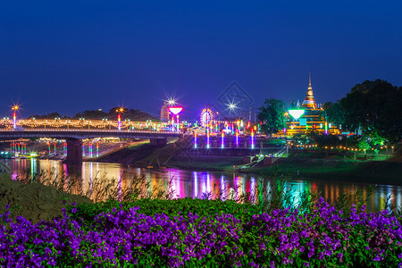 夜里南河边是泰国菲特桑卢克旅游景点的观光胜地在Templeda举行的LoyKrathong节天空街道建造图片
