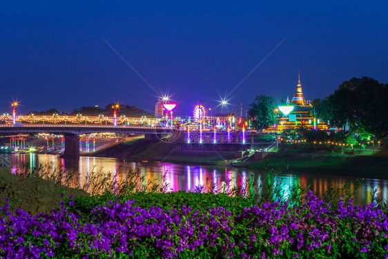 夜里南河边是泰国菲特桑卢克旅游景点的观光胜地在Templeda举行的LoyKrathong节天空街道建造图片