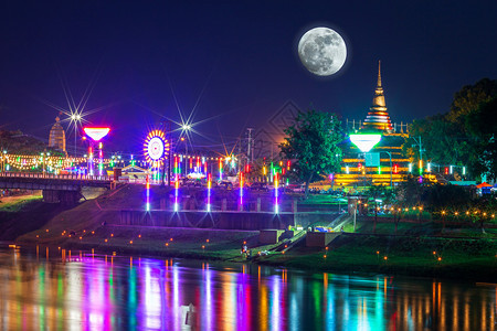 节日游客夜里南河边是泰国菲特桑卢克旅游景点的观光胜地在Templeda举行的LoyKrathong节楠图片