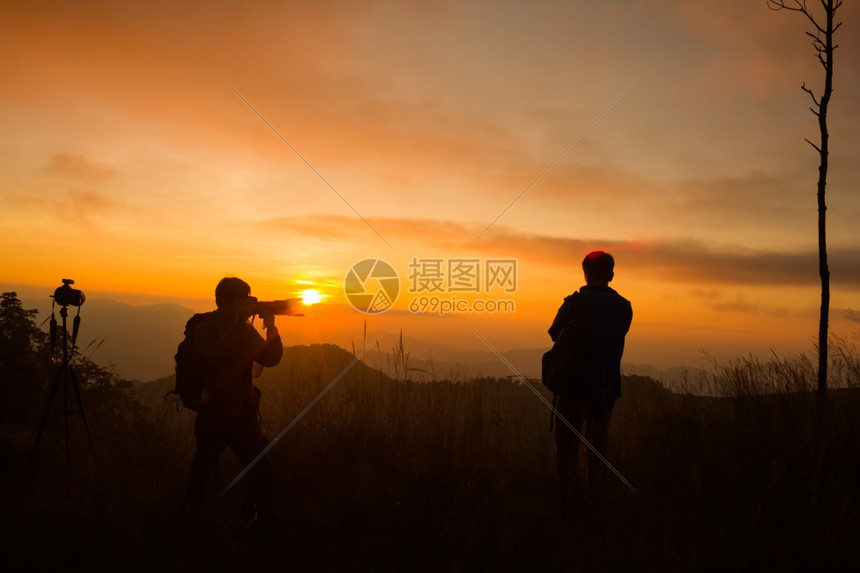 冒险拍摄日落时风景照片的摄影记者周光片水平的地线图片