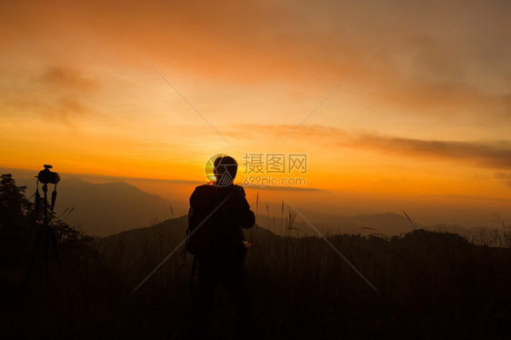 拍摄日落时风景照片的摄影记者周光片轮廓斯洛伐克语旅行图片