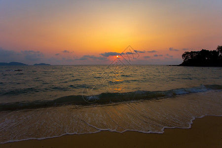 紫色的户外宁静美丽日落波罗海绘画日落时大海惊人日落浪夏季美丽的海景傍晚日落海天地平线图片