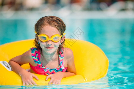 小女孩在户外游泳池的肖像享受暑假可喜亲的小女孩在户外游泳池快乐太阳门户14图片