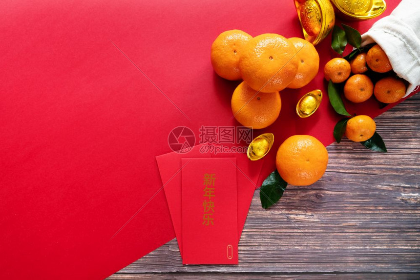 运气新年提供红封茶壶和橘子翻译文字为新年快乐繁荣丰富与健康的图象礼物东方的图片